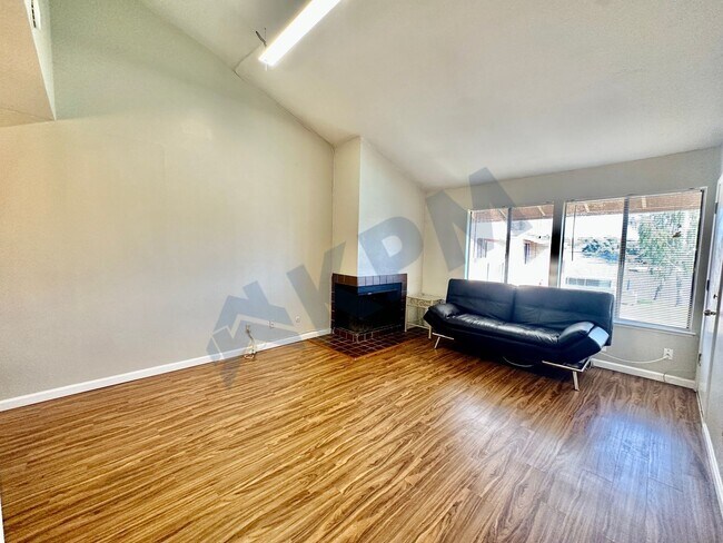 Building Photo - Gated Upstairs Lakeview 2-Bedroom 1-1/4 Ba...
