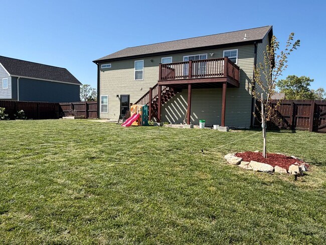 Building Photo - Beautiful 4/3 Ready May 1st!