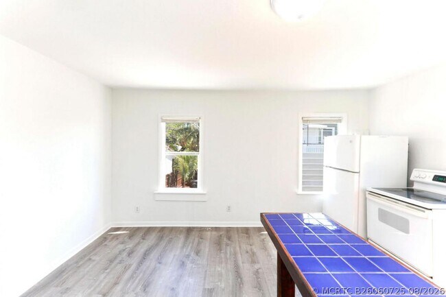 Foto del edificio - 417 Mayflower Rd