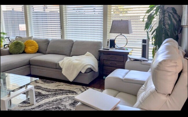 Foto del edificio - Spacious 4BD/4BA Home with Private Studio, located in the desirable Ferry St Bridge area!