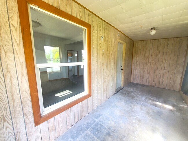 Building Photo - 919 Oneida St