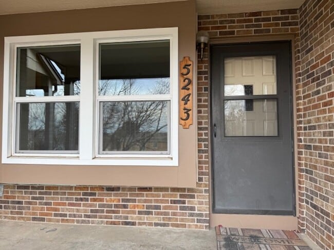 Building Photo - House For Lease