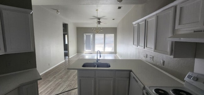 Building Photo - 1217 Armadillo Rd