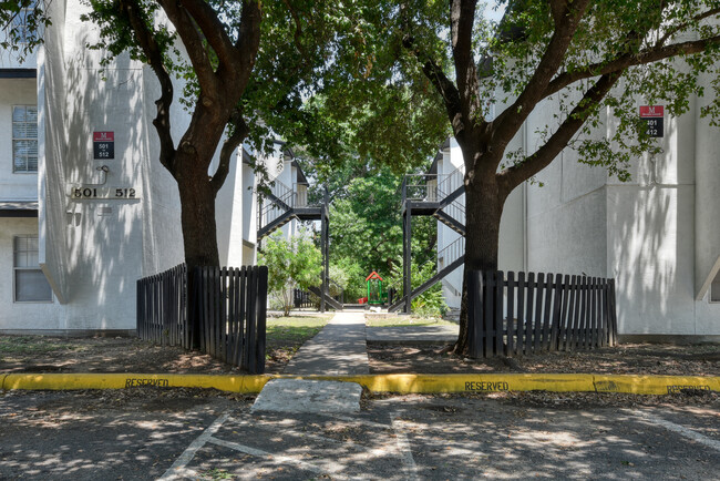 Jardines Mayfield2024_LowRes-19 - Mayfield Gardens Apartment Homes