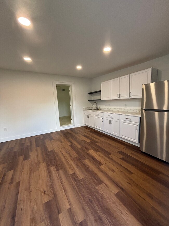 Building Photo - 890 SW Airoso Blvd