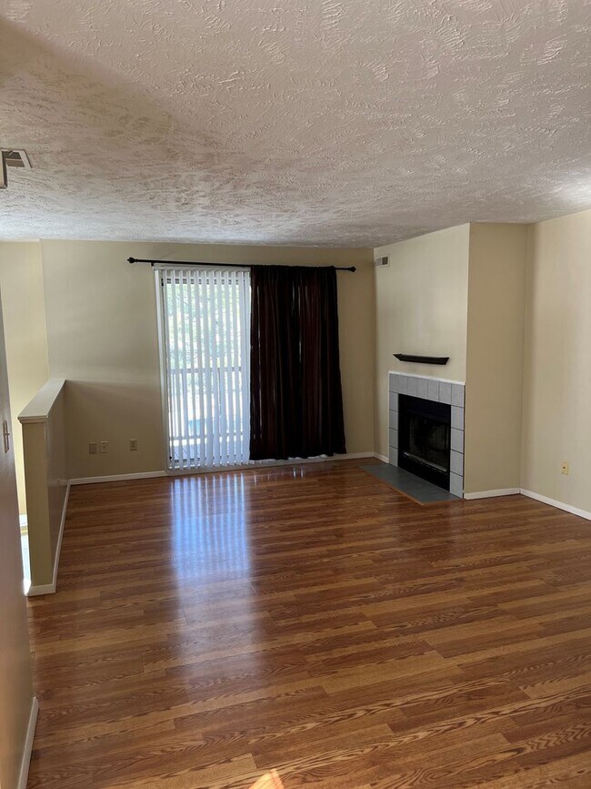 Building Photo - 2 Bedroom, 2 Bath Broadview Heights
