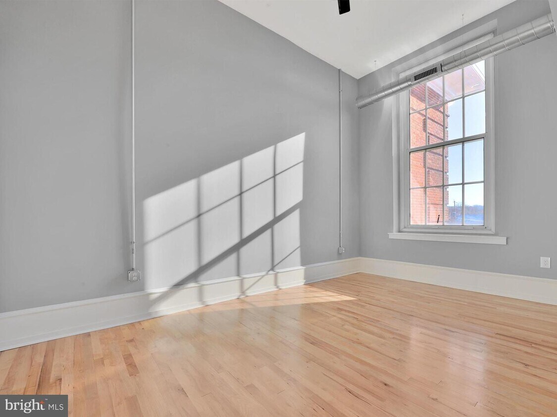 20 W Market St Unit APARTMENT 8, Palmyra, PA 17078 Room for Rent in