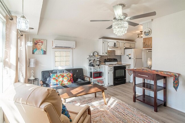 Building Photo - 716 E Losoya St