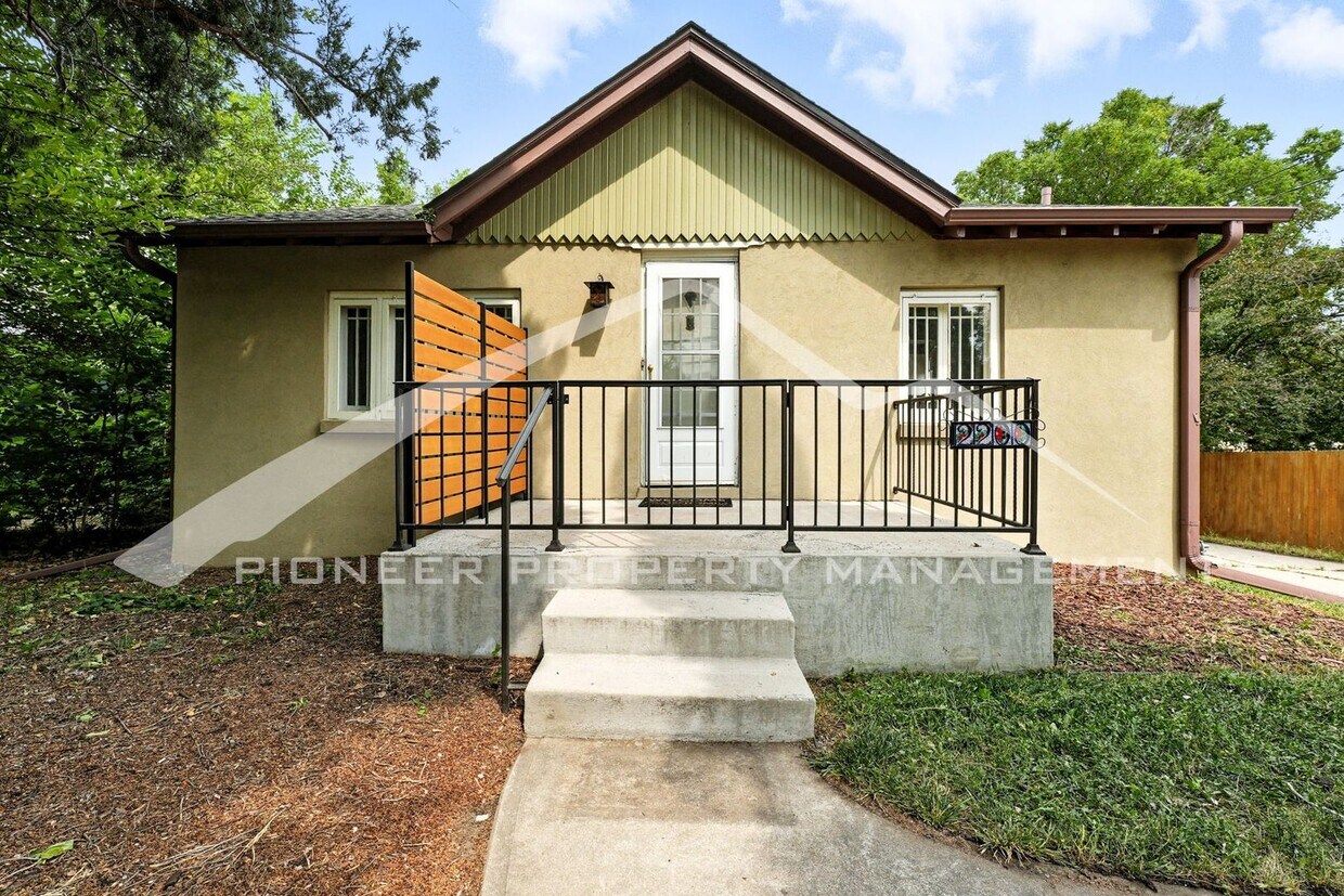 Foto principal - Charming Home with Central AC and Fenced Yard