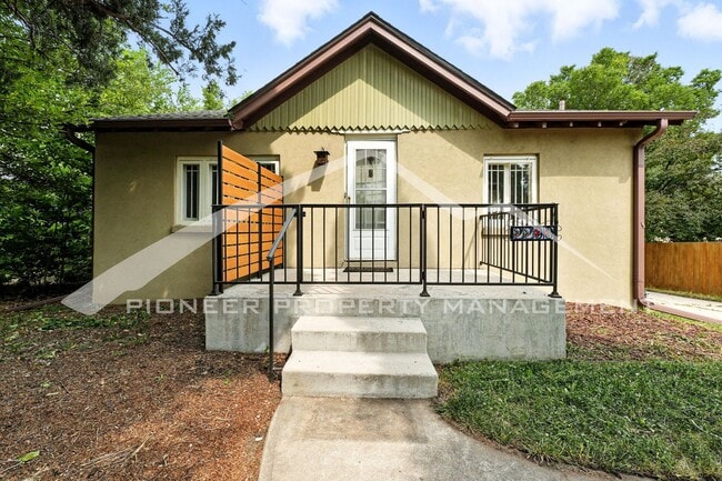 Charming Home with Central AC and Fenced Yard - Charming Home with Central AC and Fenced Yard