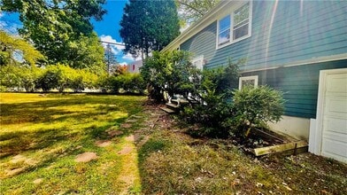 Building Photo - 1069 Green End Ave