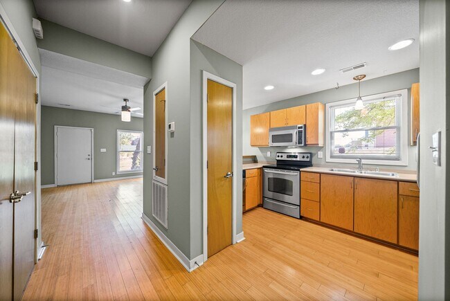 Foto del edificio - Large 2 Bedroom Condo For Rent Near Historic Downtown Clarksville!