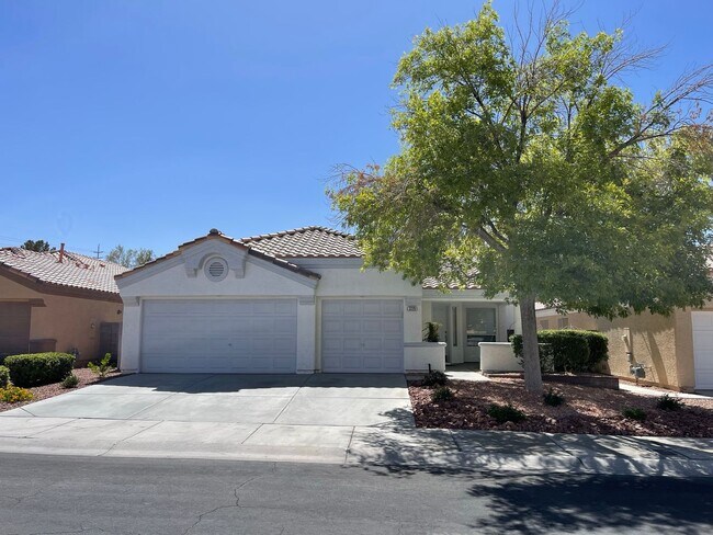 Foto del edificio - Charming Single-Story Home with 3-Car Gara...