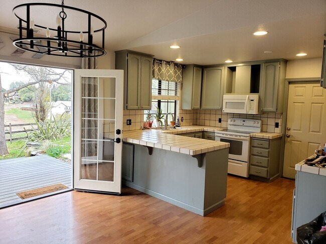 Foto del edificio - Charming 3-Bed Home in Gated Community with Updated Interiors & Private Yard!