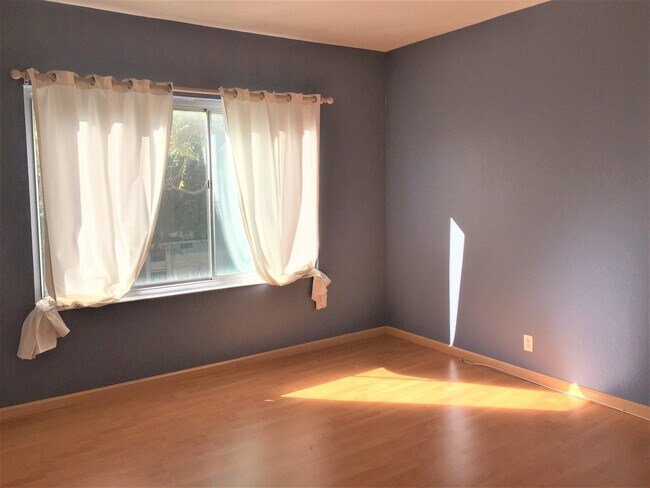 Foto del edificio - Available June lst!  Spacious, Light and A...