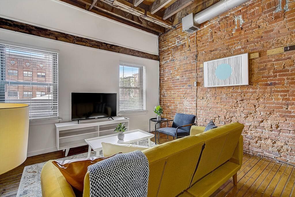 Building Photo - Charming Studio Loft Sanctuary at Mariner'...