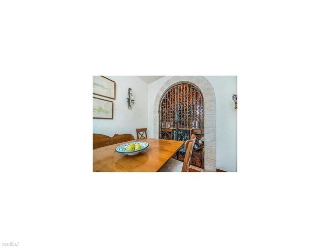 Building Photo - 930 Manati Ave