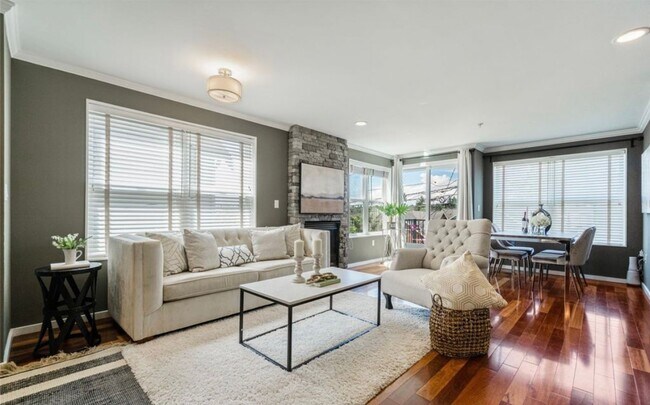 Building Photo - Welcome Home 3b/3ba Townhome w Attached Garage - Leschi