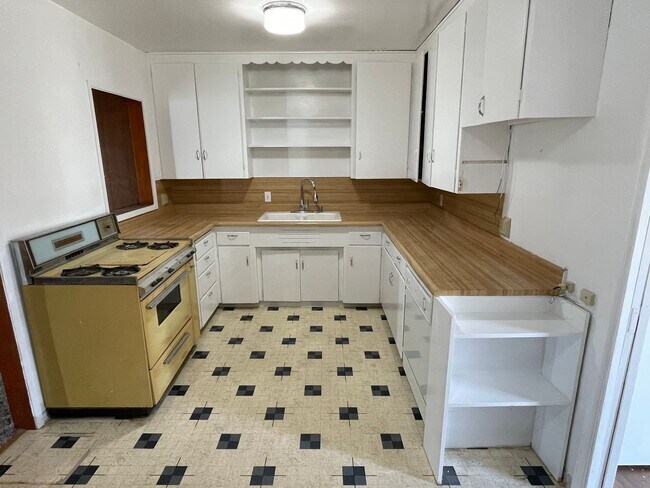 Building Photo - Large and Spacious Home