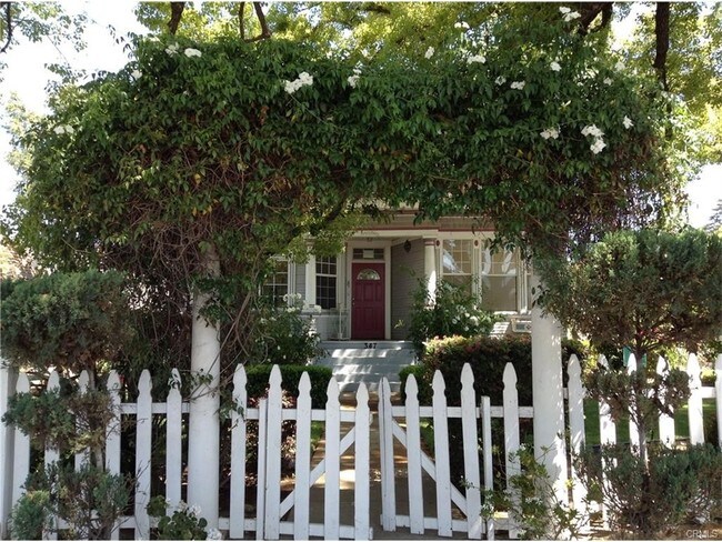Building Photo - 347 E Badillo St