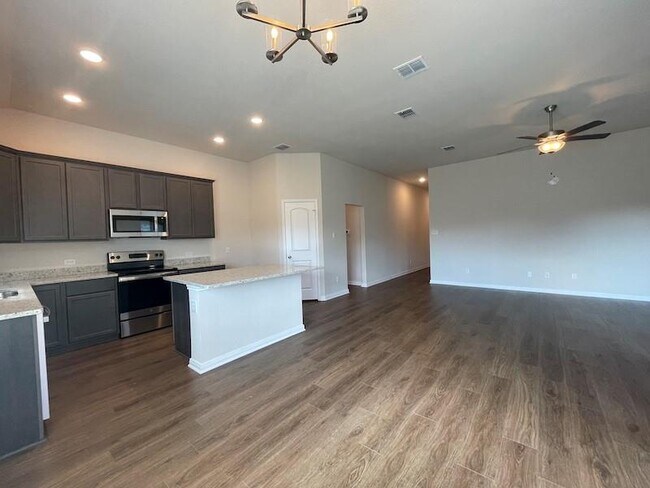 Building Photo - 2035 Dade Loop