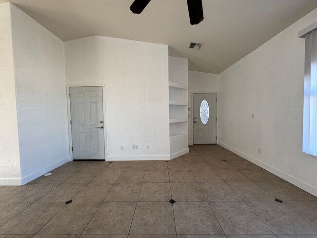 Foto del edificio - 3br 2ba Home with Garage and Yard near Rot...