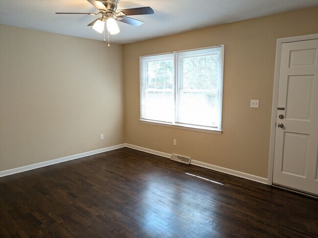 Building Photo - Cute All Brick Ranch Close to Mooresville ...