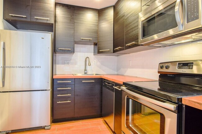 Building Photo - 2 br, 2 bath House - 298 SW 6th St Apt 205