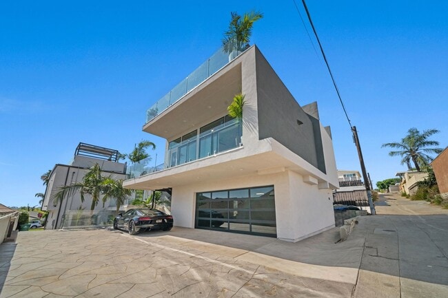 Building Photo - Stunning Fully Furnished 2 Bed/2 Bath Home in Bay Park (All Utilities Included)!