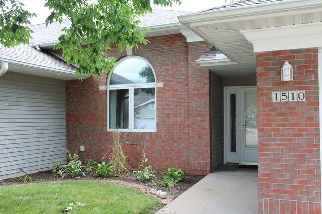 Foto del edificio - AVAILABLE JULY 2026!!! Incredible 3 bedroom, 2-1/2 bath duplex style condominium on Iowa City Eas...