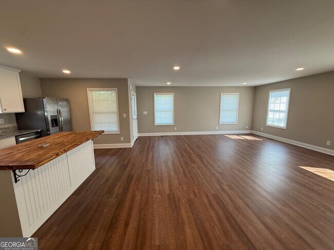 Building Photo - 5915 Maiden Ln