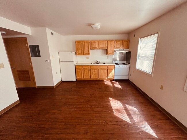 Building Photo - 408 E Maple St