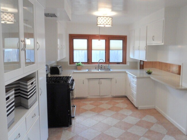 Foto del edificio - LARGE 3bd 2ba Home in Talmadge with fantas...