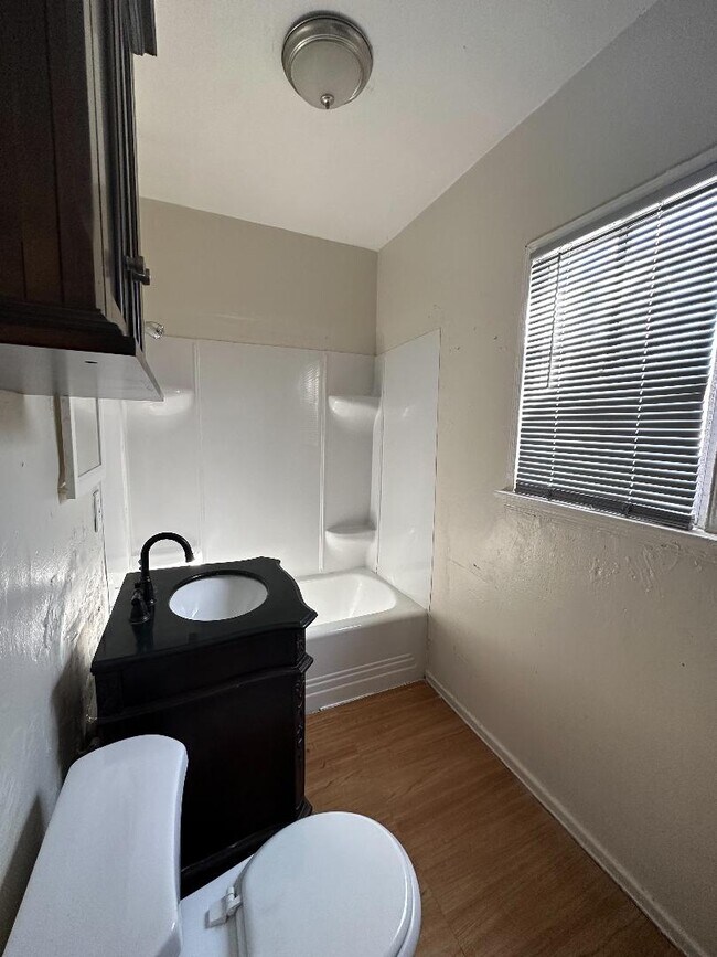 Baño - 3334 E 8th St