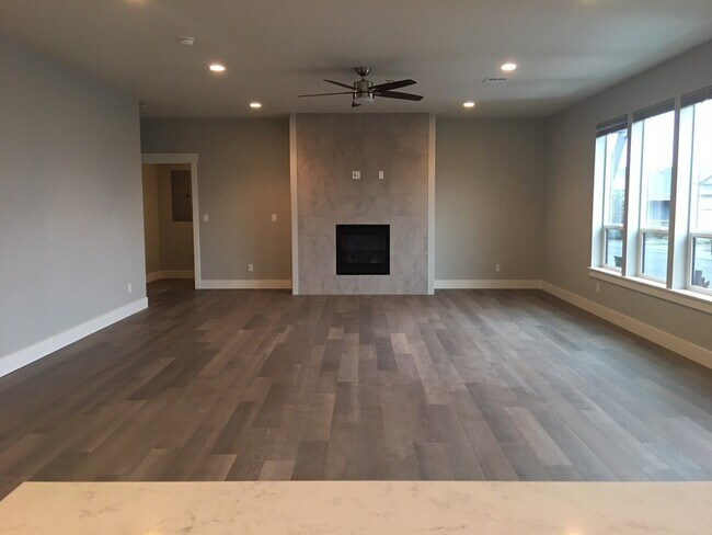 Building Photo - Modern 2 Bed & 2 Bath Townhouse Minutes aw...