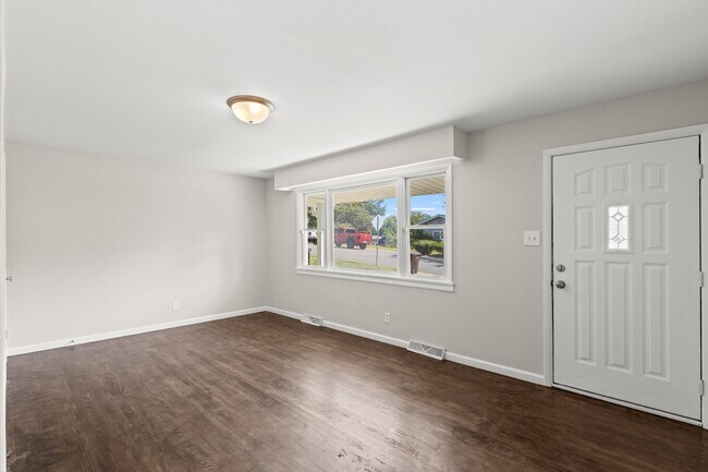Building Photo - 1517 Lincoln Dr