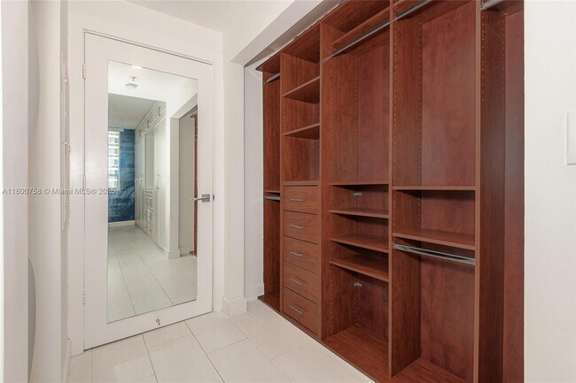 Foto del edificio - 801 Brickell Key Blvd