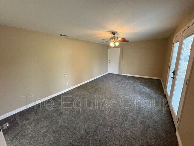 Foto del edificio - 600 N Dickran Dr