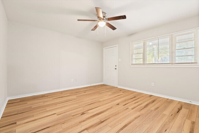 Foto del edificio - UPCOMING LISTING