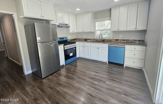 Building Photo - 427 E BJ Tunnell Blvd