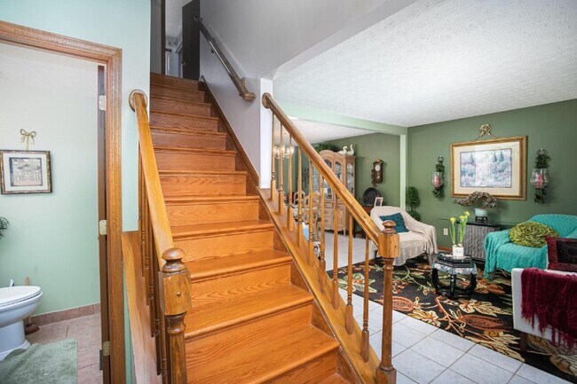 Building Photo - 1711 Green Friar Dr