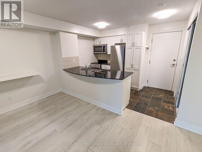 Photo du bâtiment - 2121 Lake Shore Blvd W