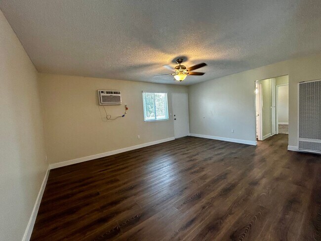 Foto del edificio - BACK on the MARKET!