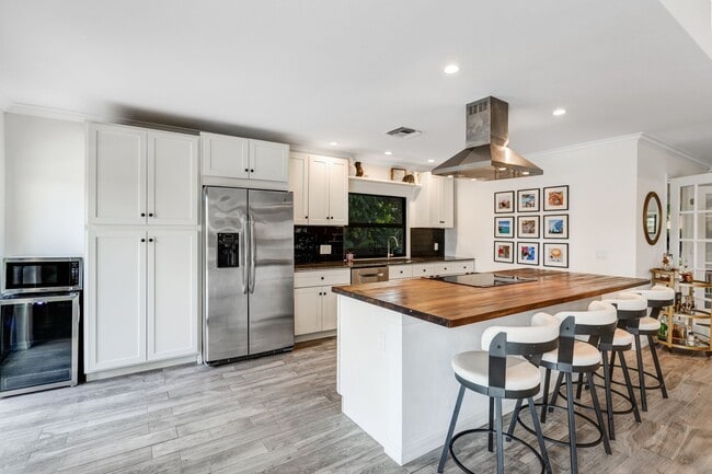 Building Photo - ** KINGS LAKE ** 3 BED + DEN / 2 BATH - POOL HOME - GREAT LOCATION! - ANNUAL RENTAL