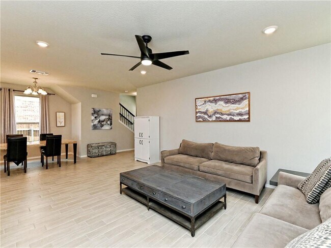 Building Photo - 295 Zuma Dr