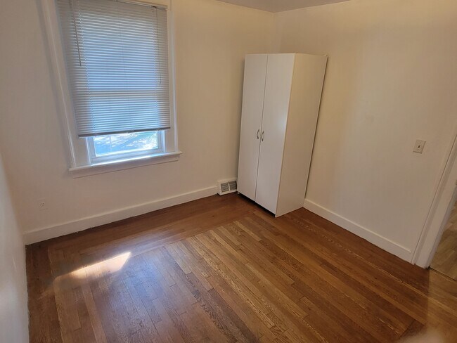 Main floor bed 2 - 88 Bishop St