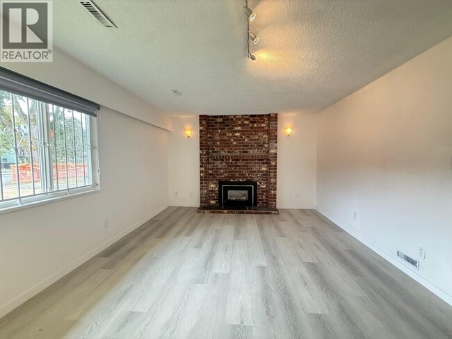 Building Photo - 2875 Lakewood Dr