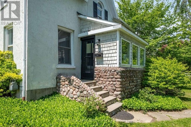 Building Photo - 113 Tremaine St