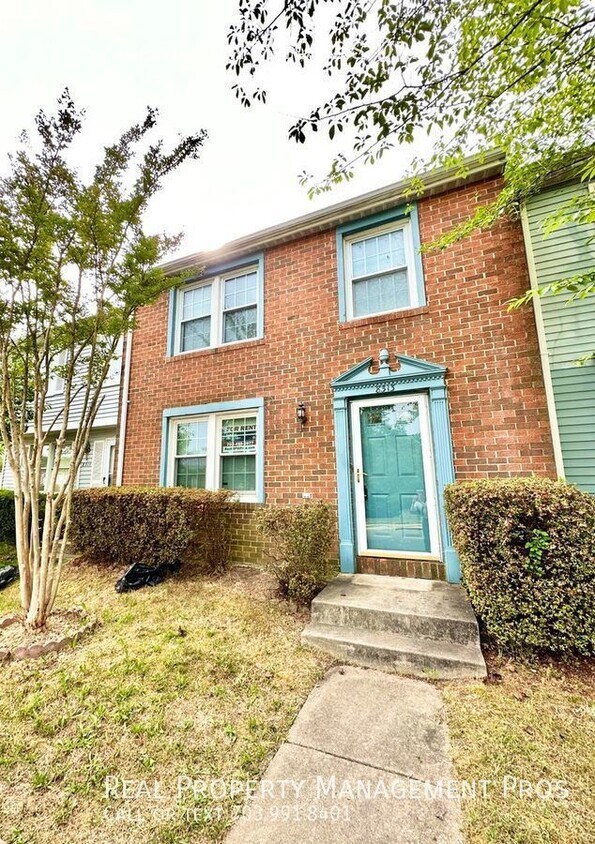 Primary Photo - Tranquil, Sunny Townhouse with Beautiful C...