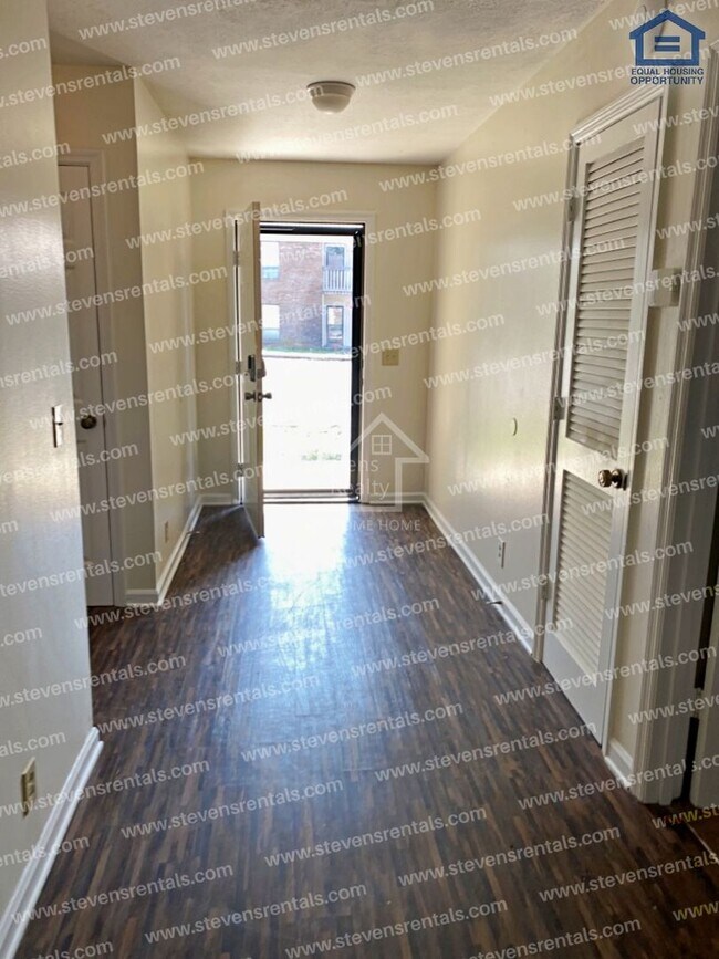 Foto del edificio - 419 Oriole Dr